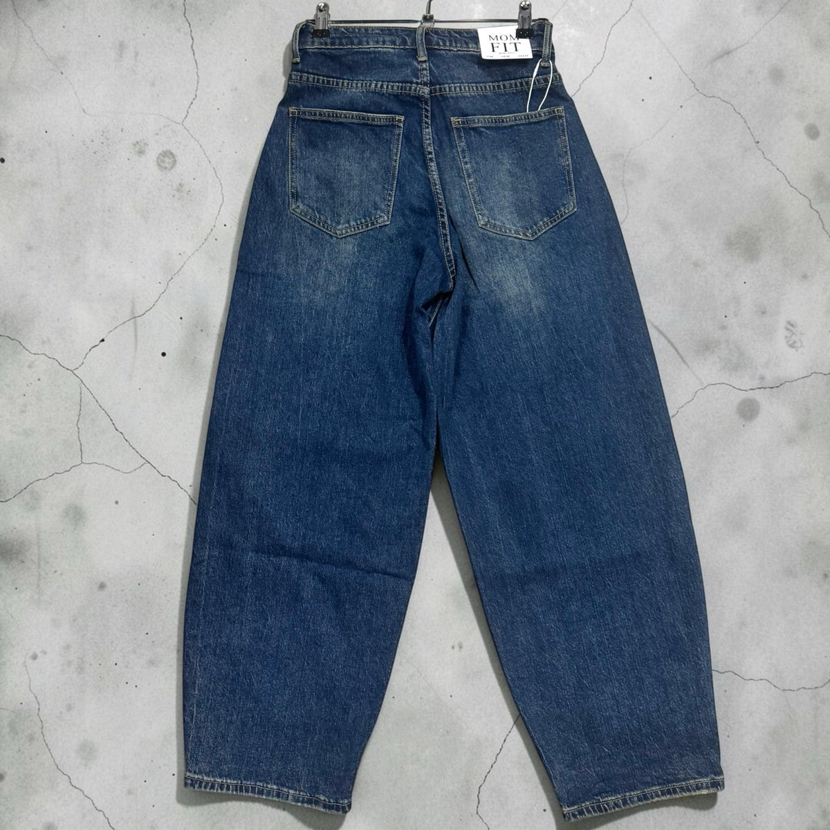 Jeans mom fit Chulo Store a gamba larga in denim blu medio con vita alta e tasche posteriori