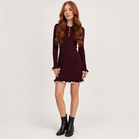 Modella indossa abito corto in maglia bordeaux Chulo Store con colletto a polo e bordi a volant in contrasto