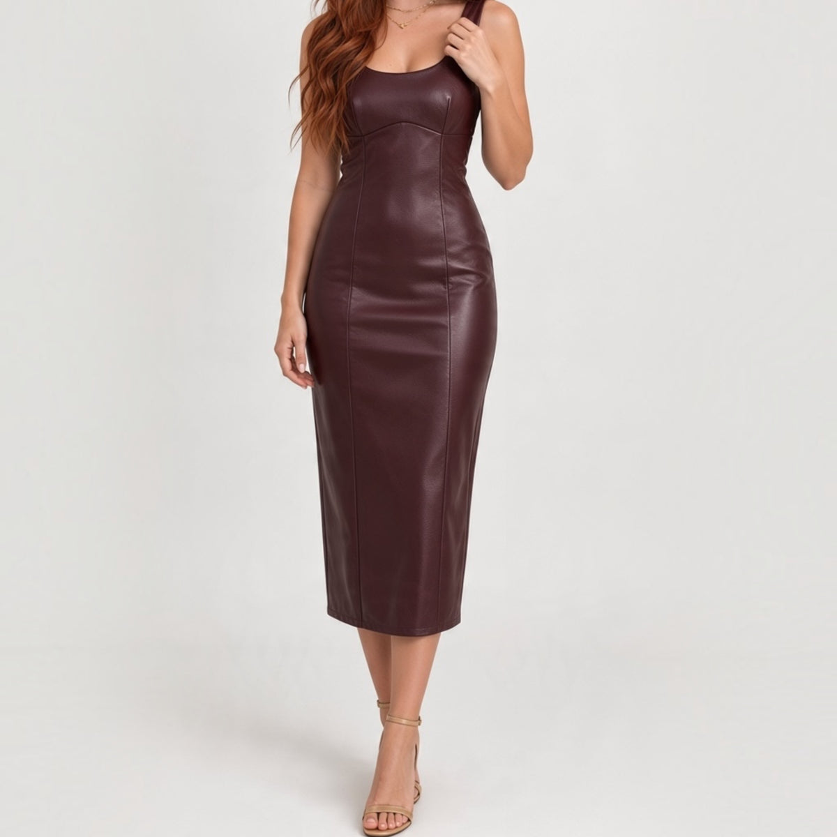 Abito midi Chulo Store in ecopelle color bordeaux con scollo rotondo e vestibilità aderente per un look elegante