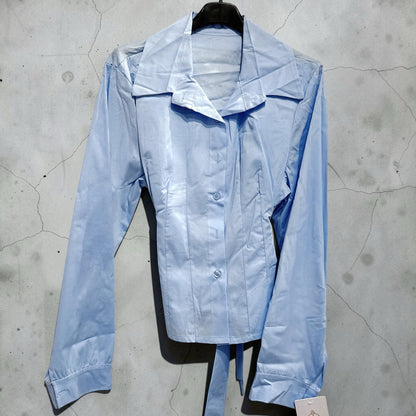 Camicia Chulo Store azzurro pastello con colletto a punta, maniche lunghe e laccio in vita regolabile