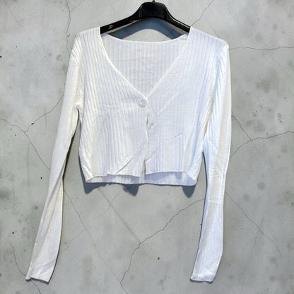 Cardigan corto bianco a costine Chulo Store con scollo a V e chiusura a bottone singolo, stile cropped moderno.