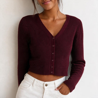 Cardigan corto a costine bordeaux Chulo Store con scollo a V e bottoni, indossato con jeans bianchi a vita alta