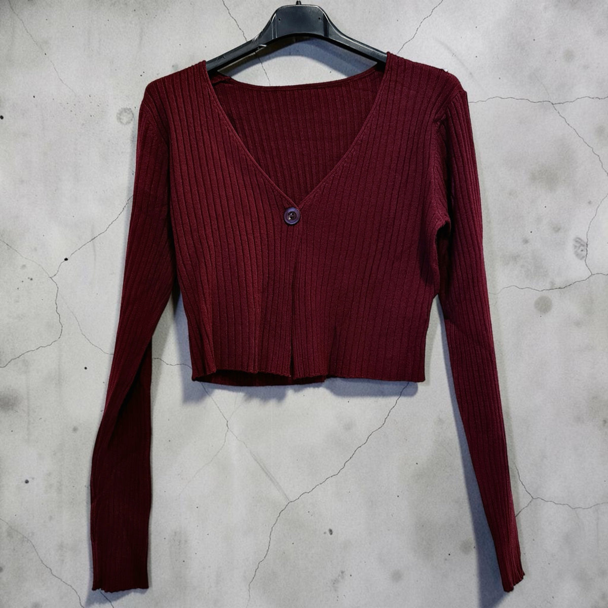 Cardigan corto a costine bordeaux Chulo Store con scollo a V e chiusura a bottone singolo