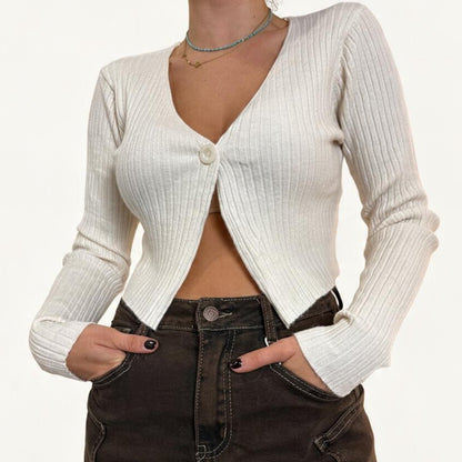 Cardigan corto a costine bianco Chulo Store con scollo a V e chiusura a bottone singolo su jeans scuri