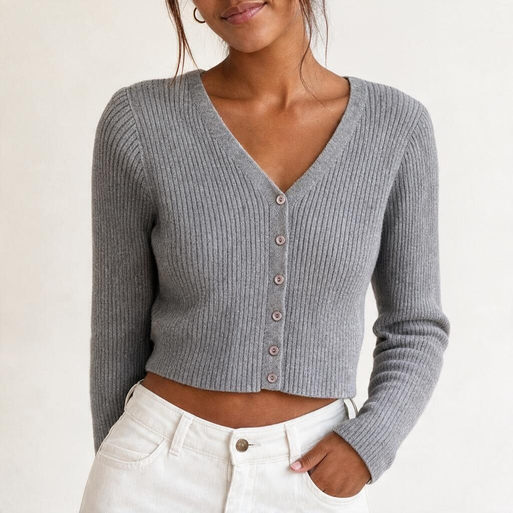 Cardigan corto a costine grigio Chulo Store con scollo a V e bottoni frontali indossato su jeans bianchi