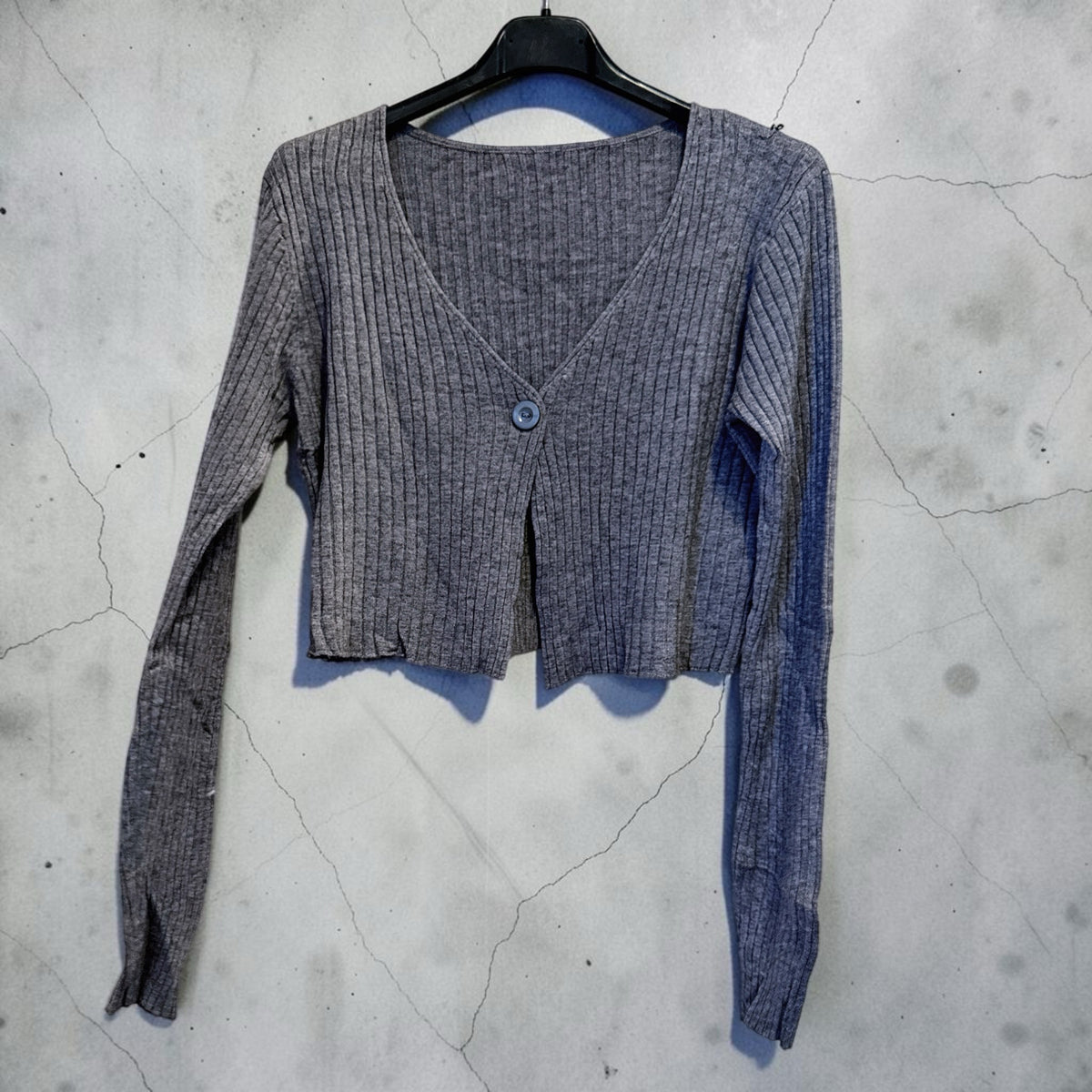 Cardigan corto a costine grigio Chulo Store con scollo a V e chiusura a bottone singolo su gruccia