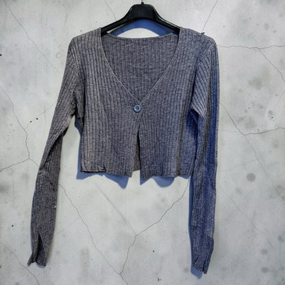 Cardigan corto a costine grigio Chulo Store con scollo a V e chiusura a bottone singolo su gruccia