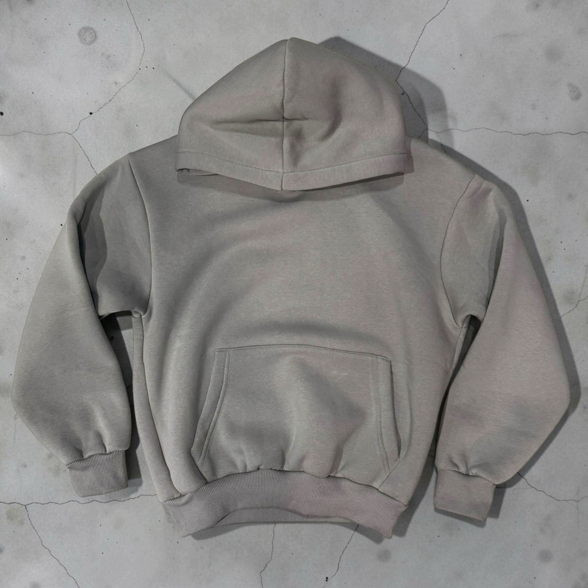Felpa con cappuccio Chulo Store color grigio tortora in tessuto morbido con tasca a marsupio e bordi a costine