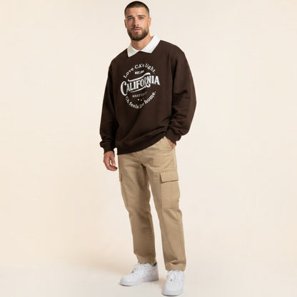 Modello indossa felpa Chulo Store marrone con colletto bianco a contrasto e grafica California su pantaloni cargo beige
