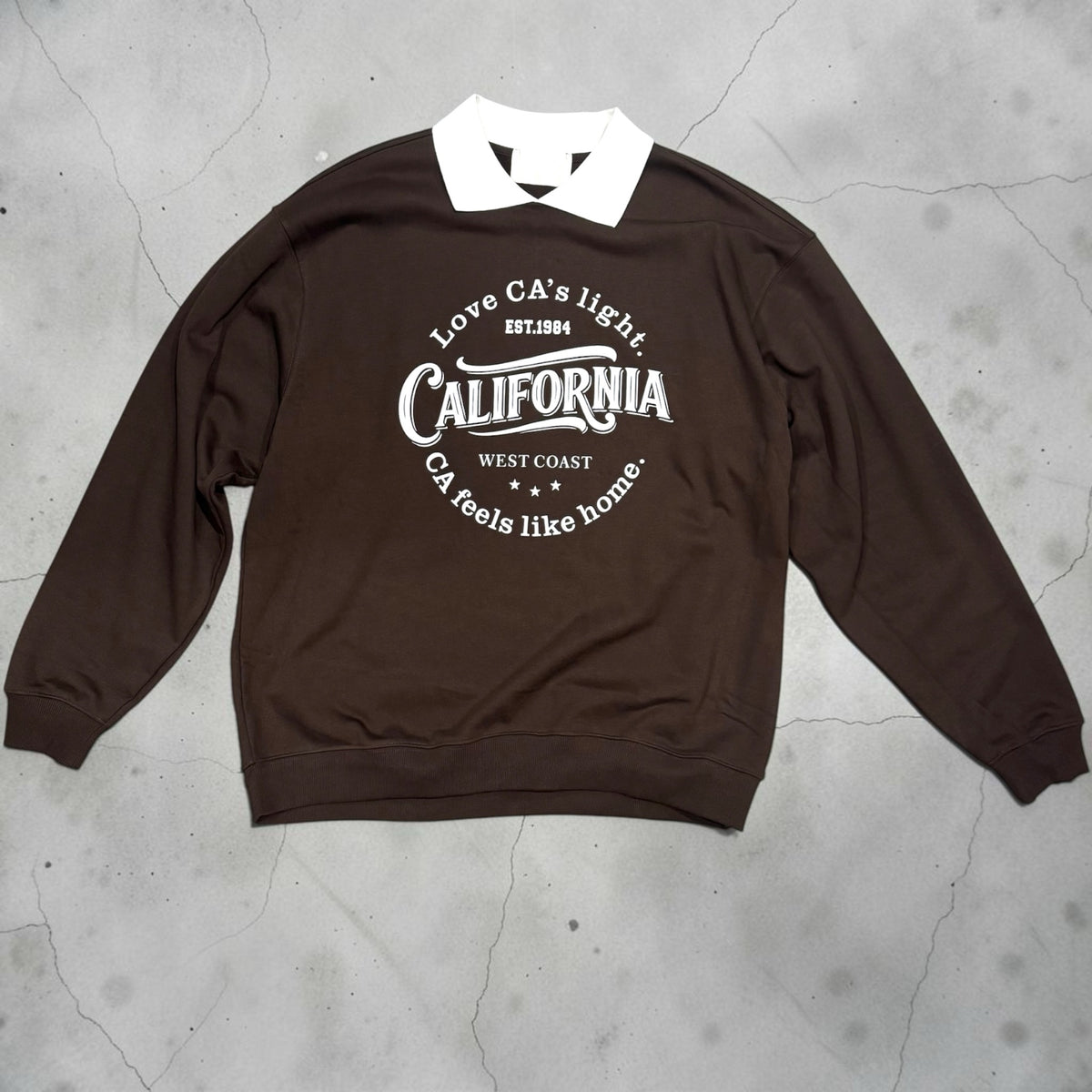 Felpa Chulo Store marrone cioccolato con colletto bianco a contrasto e grafica California vintage sul petto