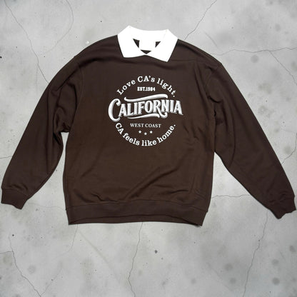 Felpa Chulo Store marrone cioccolato con colletto bianco a contrasto e grafica California vintage sul petto
