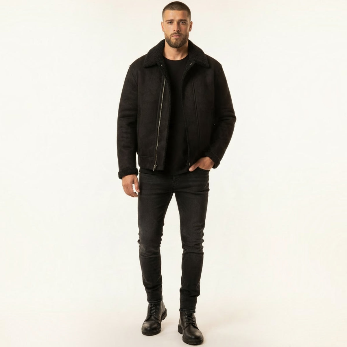 Modello indossa giacca invernale nera Chulo Store in stile aviatore con colletto in pelliccia sintetica e zip