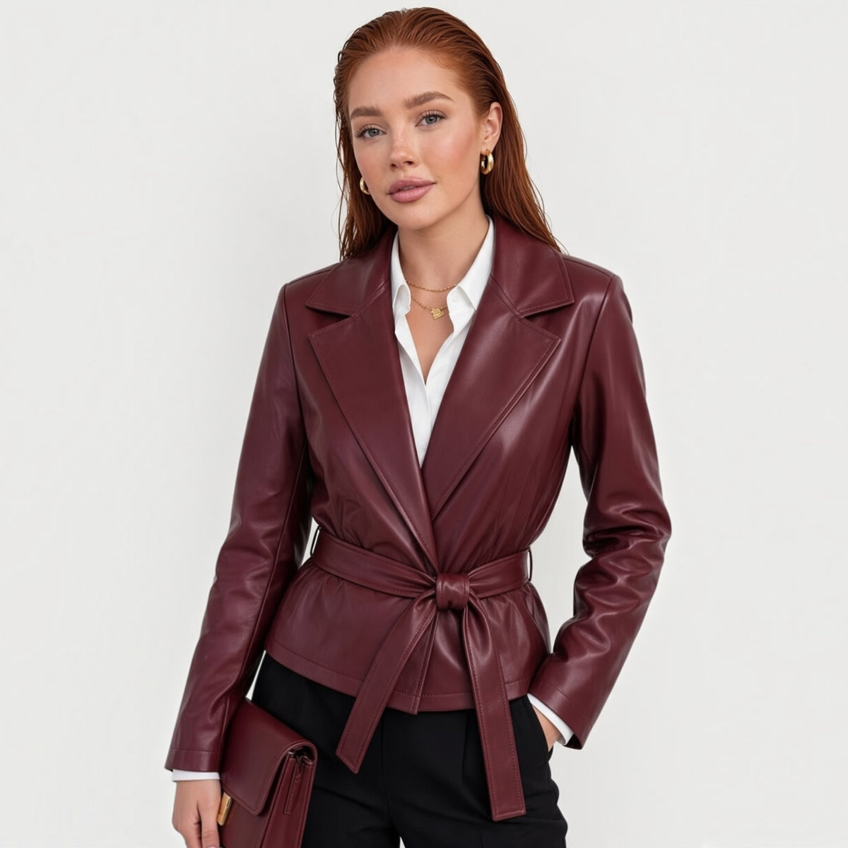 Modella indossa giacca blazer Chulo Store bordeaux in ecopelle con cintura in vita e revers a punta