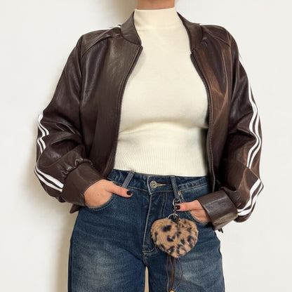 Giacca bomber Chulo Store in ecopelle marrone con bande bianche laterali, zip frontale e polsini a costine