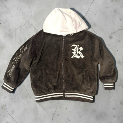 Giacca bomber Chulo Store in pile marrone con cappuccio crema, chiusura zip, polsini a righe e scritta World Wide Club