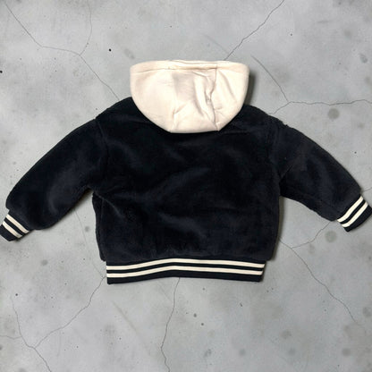 Giacca bomber Chulo Store in morbido pile nero con cappuccio crema a contrasto e polsini a righe