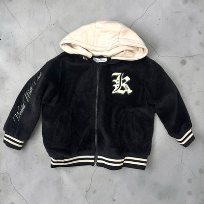 Giacca bomber Chulo Store in pile nero con cappuccio crema, chiusura zip, polsini a righe e scritta World Wide Club