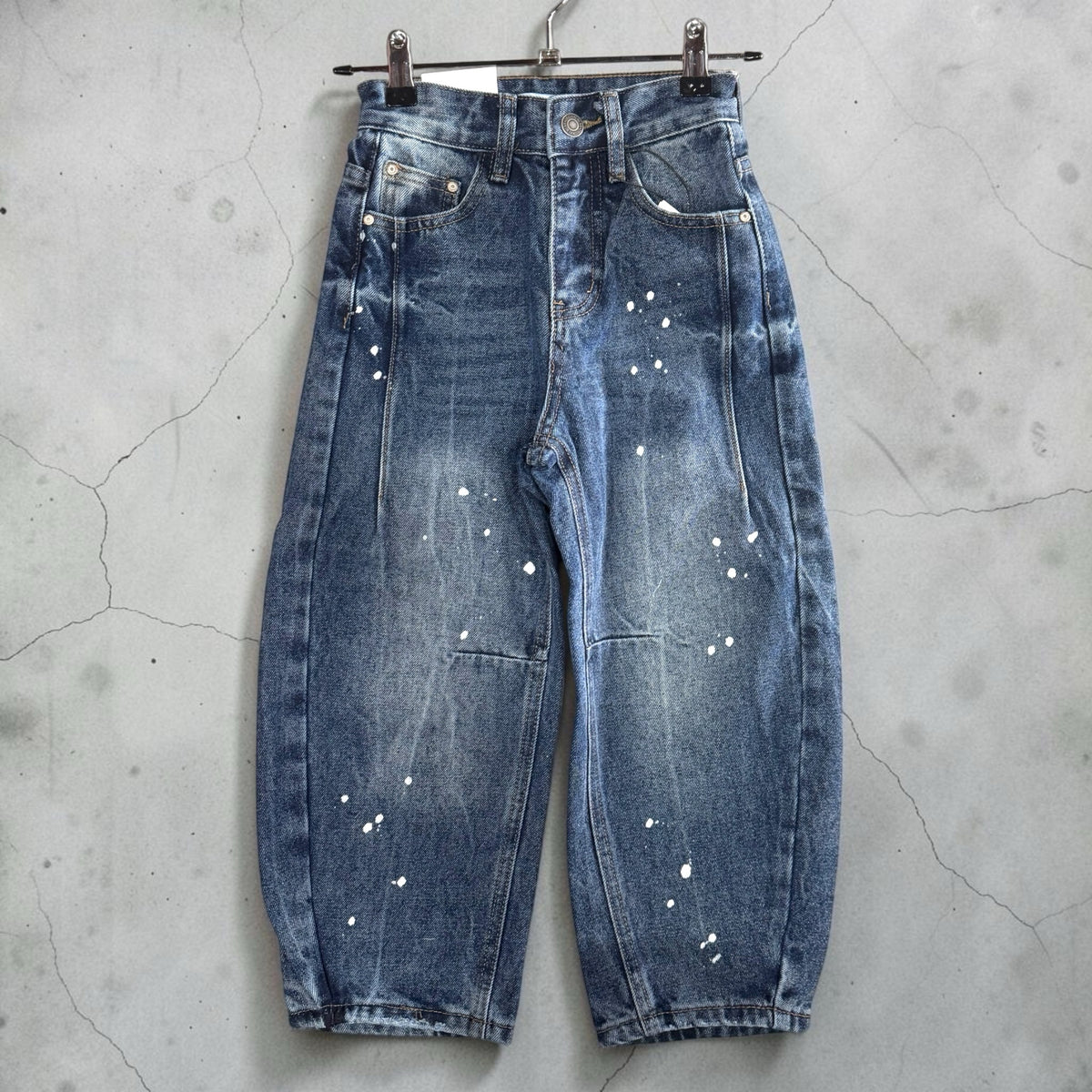 Jeans baggy Chulo Store in denim blu medio con effetto vissuto e schizzi di vernice bianca per ragazzi