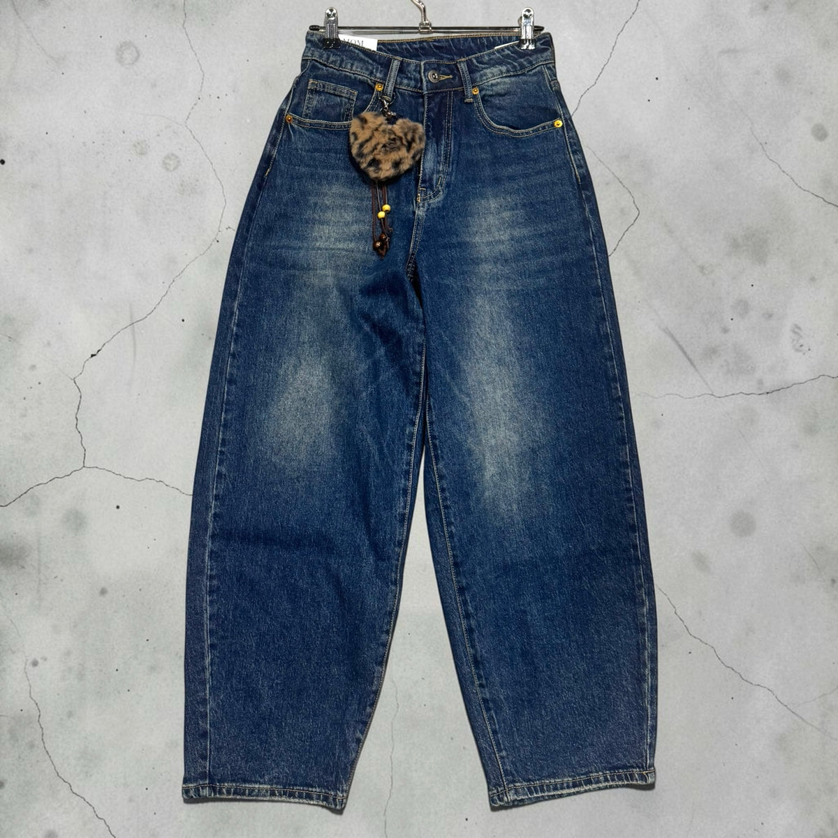 Jeans mom fit Chulo Store a gamba larga in denim blu medio con vita alta e ciondolo a forma di cuore leopardato