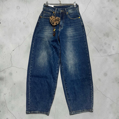 Jeans mom fit Chulo Store a gamba larga in denim blu medio con vita alta e ciondolo a forma di cuore leopardato