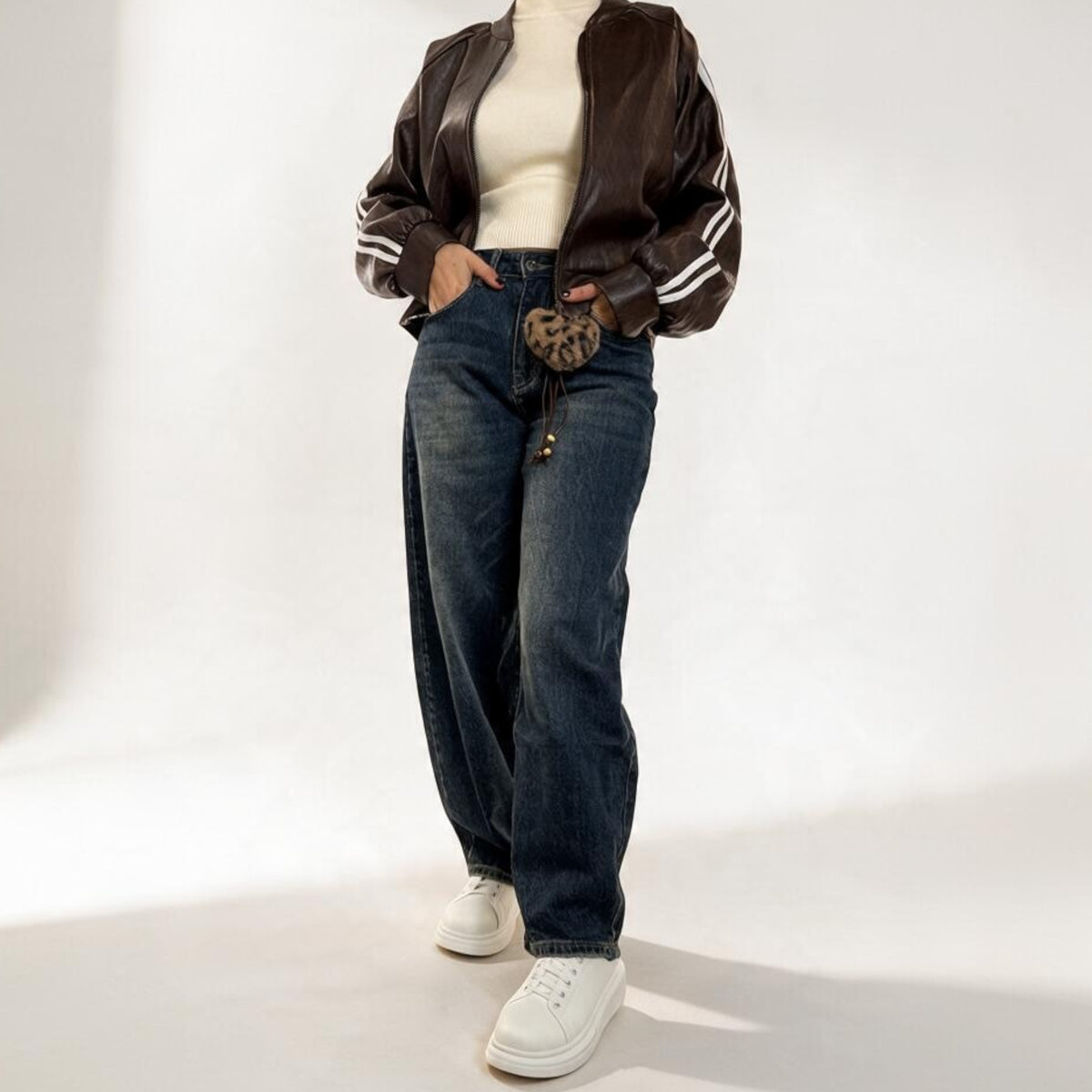 Chulo Store jeans mom fit a vita alta in denim blu medio indossati con giacca in pelle marrone e sneakers bianche