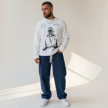 Modello indossa maglia bianca a maniche lunghe Chulo Store con grafica vintage di Ronaldo Nazario e logo R9