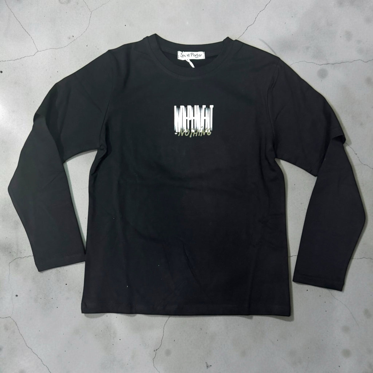 Maglietta a maniche lunghe nera Chulo Store in cotone con grafica All or Nothing sul petto, stile streetwear.
