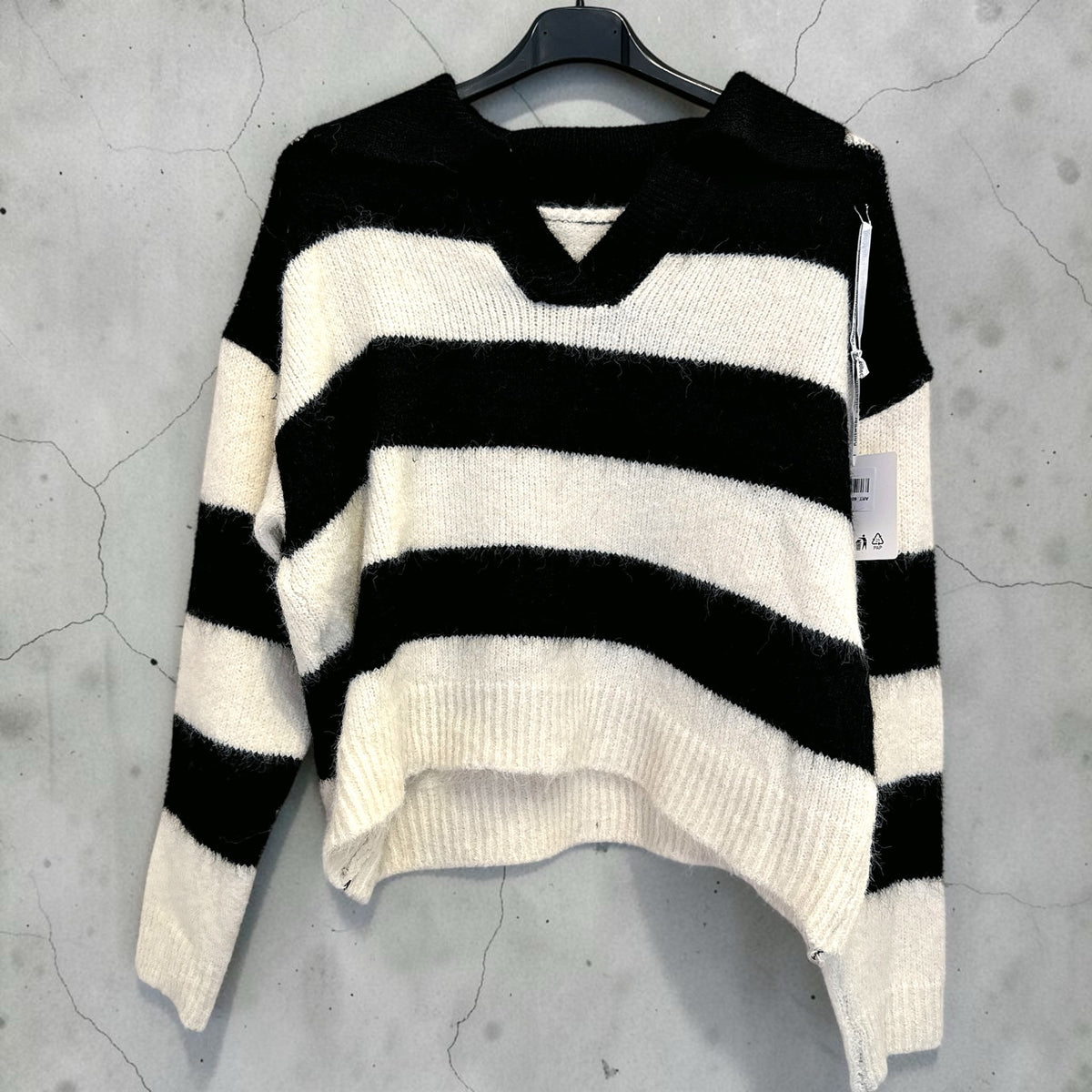 Maglione oversize a righe bianche e nere con colletto a polo di Chulo Store, in morbido tessuto lavorato a maglia.
