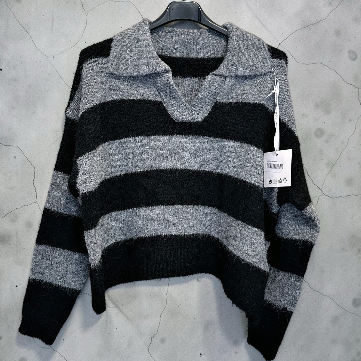 Maglione oversize Chulo Store a righe grigie e nere con colletto a polo e scollo a V in tessuto soffice
