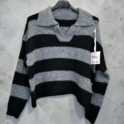 Maglione oversize Chulo Store a righe grigie e nere con colletto a polo e scollo a V in tessuto soffice