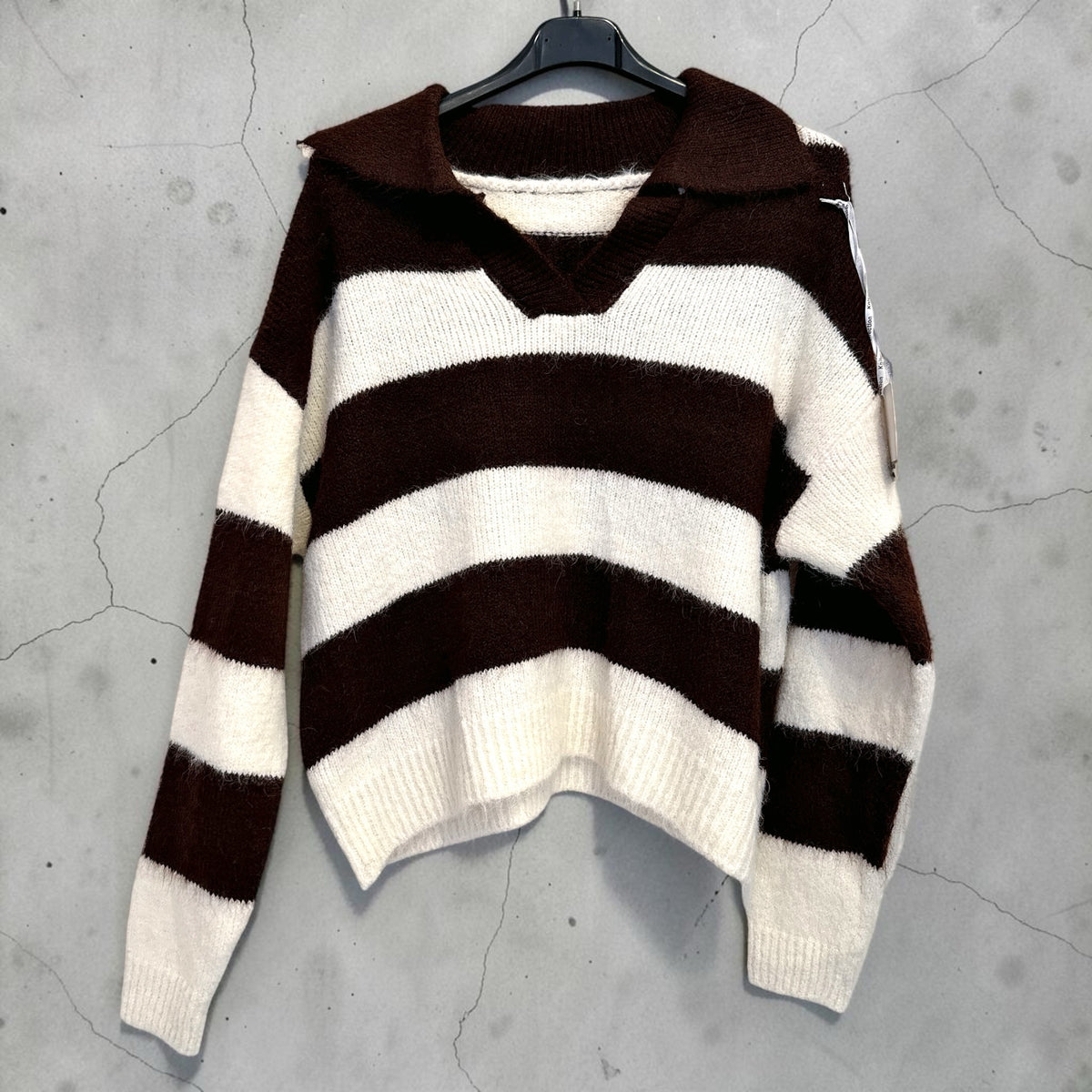 Maglione oversize Chulo Store a righe marroni e bianche con colletto a polo e scollo a V in morbida maglia