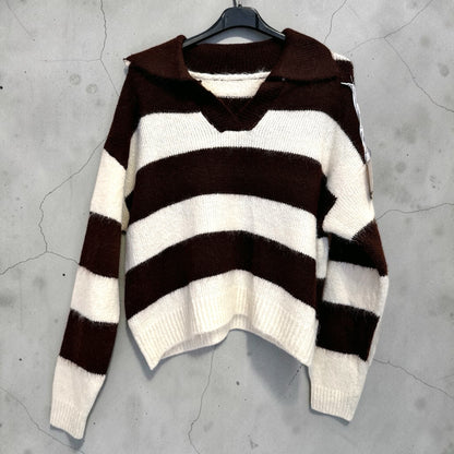 Maglione oversize Chulo Store a righe marroni e bianche con colletto a polo e scollo a V in morbida maglia