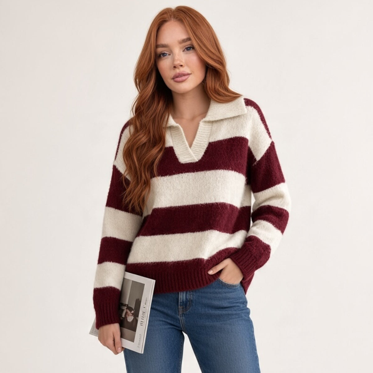 Modella indossa un maglione oversize a righe bordeaux e crema con colletto a polo di Chulo Store, abbinato a jeans.