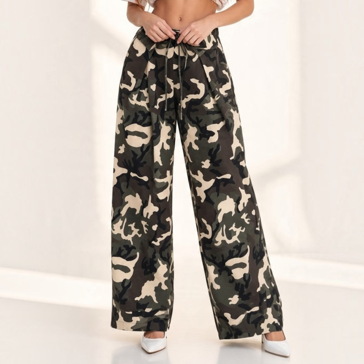 Pantaloni Chulo Store a gamba larga con stampa camouflage, vita alta con coulisse e pinces in tessuto fluido