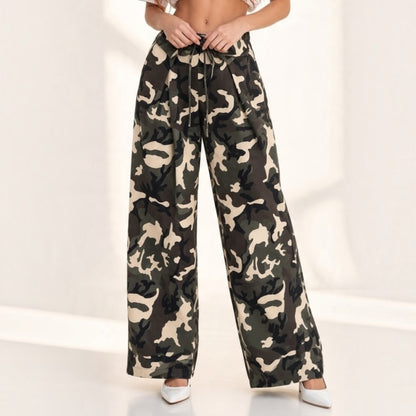 Pantaloni Chulo Store a gamba larga con stampa camouflage, vita alta con coulisse e pinces in tessuto fluido