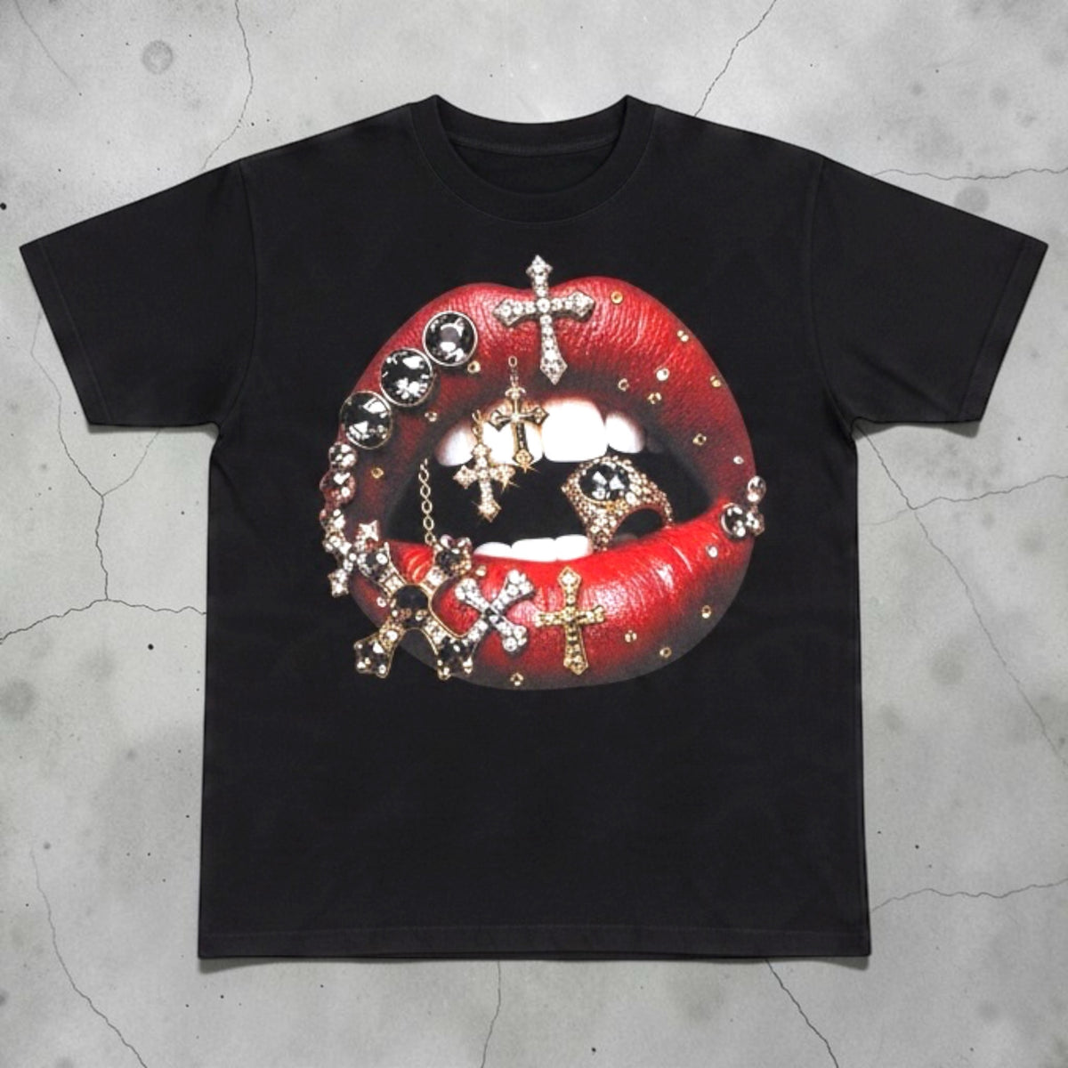 T-shirt nera Chulo Store in cotone con stampa grafica di labbra rosse, croci gioiello e cristalli stile rock-chic