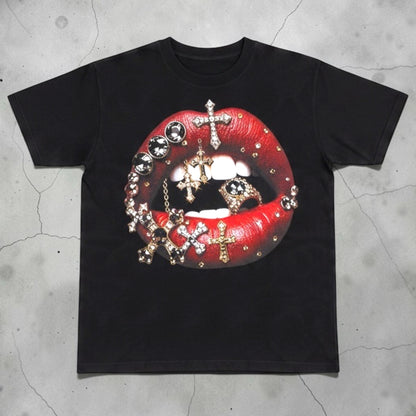 T-shirt nera Chulo Store in cotone con stampa grafica di labbra rosse, croci gioiello e cristalli stile rock-chic