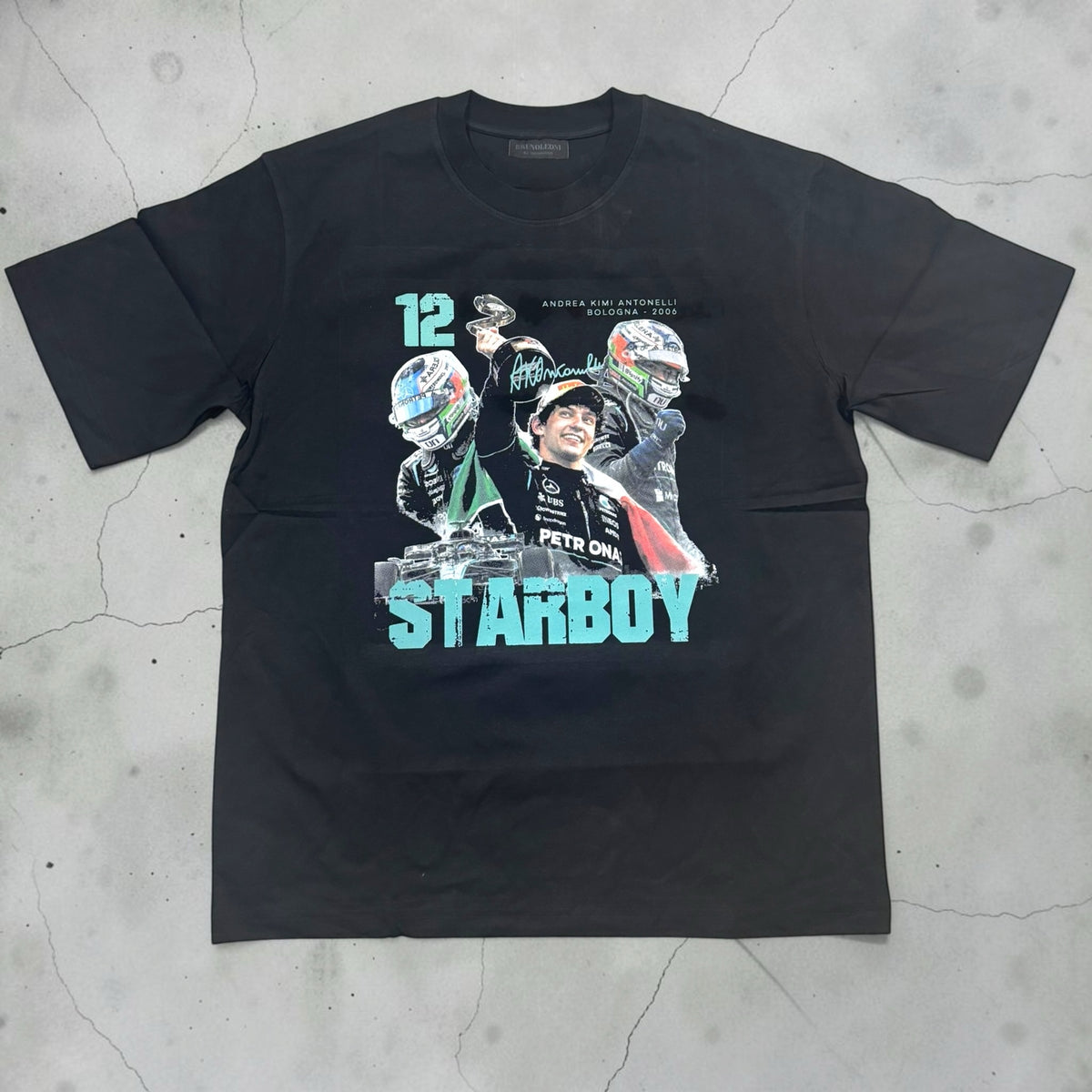 T-shirt nera Chulo Store in cotone con stampa grafica ispirata al motorsport e al pilota Andrea Kimi Antonelli
