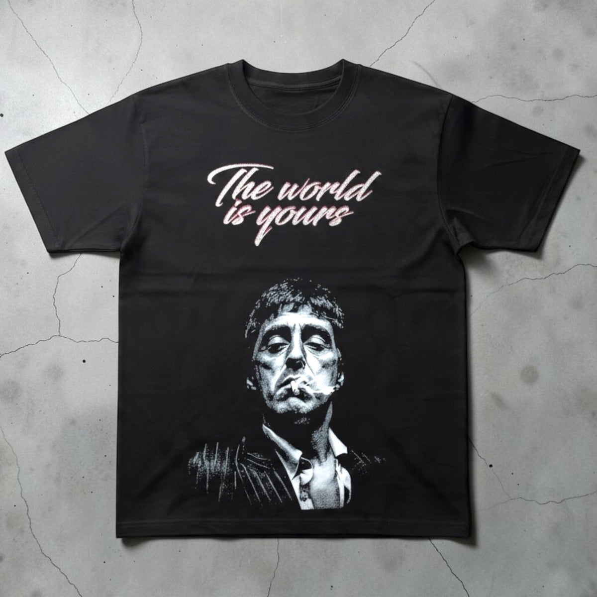 T-shirt nera Chulo Store in cotone con stampa grafica di Tony Montana e scritta The world is yours in stile streetwear
