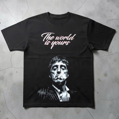 T-shirt nera Chulo Store in cotone con stampa grafica di Tony Montana e scritta The world is yours in stile streetwear