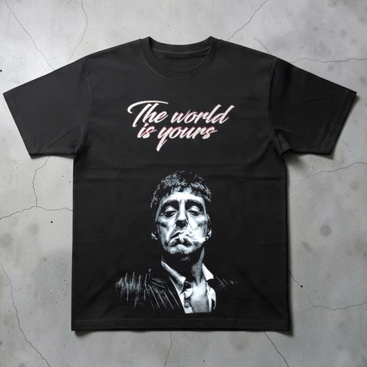 T-shirt nera Chulo Store in cotone con stampa grafica di Tony Montana e scritta The world is yours in stile streetwear